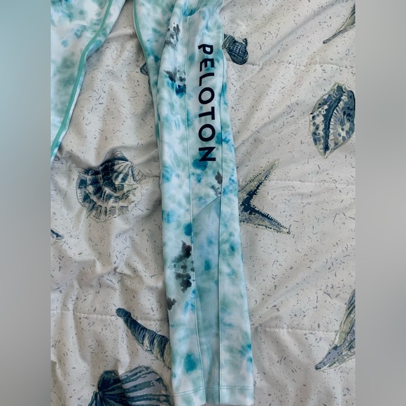 EUC Peloton Diamond Tie-Dye Leggings size Large - Picture 5 of 6